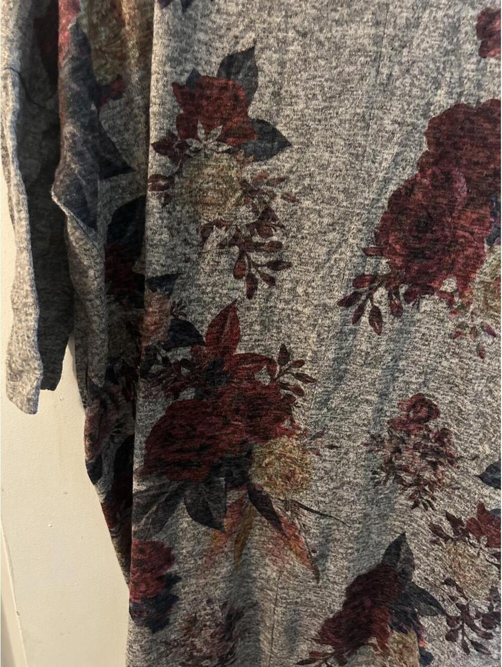 Live in the Moment Gray floral cardigan size L - Picture 5 of 7